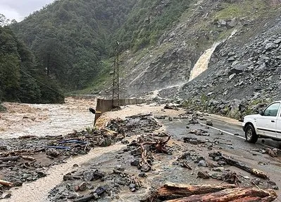 Artvin’de sağanak sonrası yollar çöktü, dereler taştı!