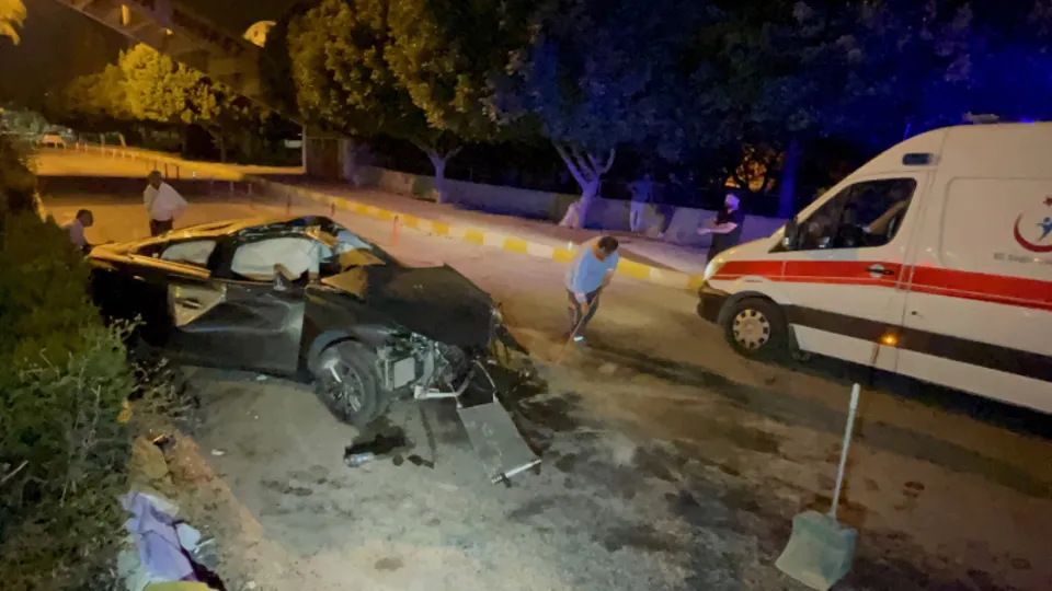 Hurdaya dönen otomobilden yara almadan çıktı!