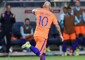 Sneijder Hollanda'yı ipten aldı!