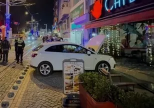 Otomobil kafeye daldı! Yaralılar var