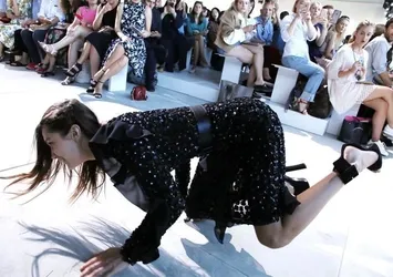 ‘Yılın mankeni’ Bella Hadid, podyumda düştü!