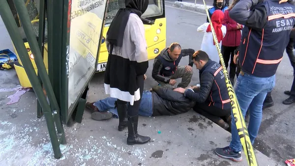 İETT otobüsü durağa çarptı! Çok sayıda yaralı var