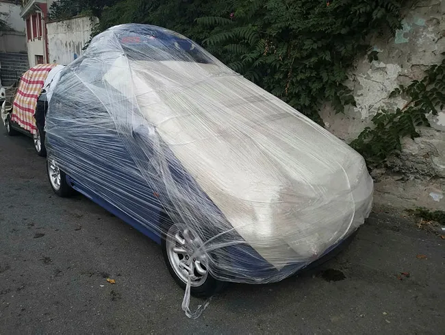 Aracını doludan korumak isteyen sürücüden sıra dışı yöntem: Otomobili streç ile sardı - 3