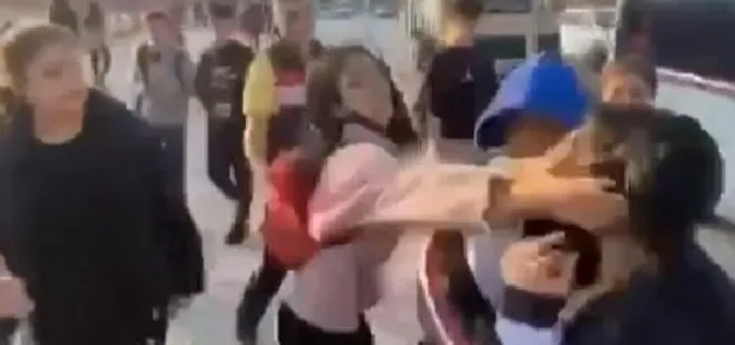 Adana’da akılalmaz görüntüler! 3 liseli tartıştıkları kızı tekme tokat dövdü | O anları gülerek kayda aldılar