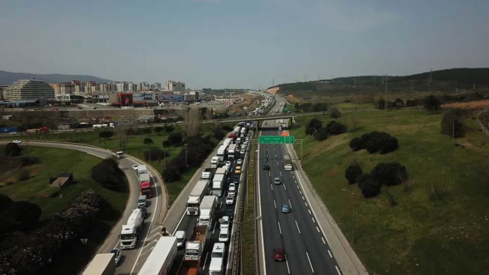 Corona virüs denetimi! İstanbul giriş ve çıkışında oluşan kilometrelerce kuyruk havadan böyle görüntülendi