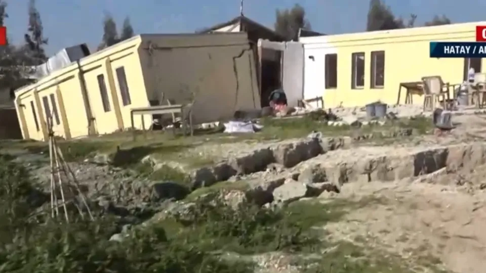 Fay kırığı köyü ikiye böldü! Evler 3 metre çöktü, yerleşim alanları Asi Nehri'ne sürüklendi