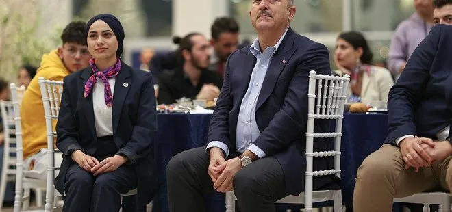 Dışişleri Bakanı Çavuşoğlu, Antalya’da sahurda gençlerle buluştu
