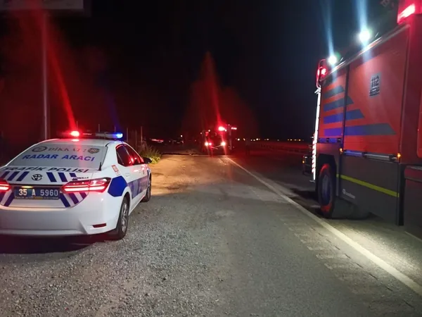 izmirde-tir-servis-minibusune-carpti-2-olu-var-1660024226721.jpg İzmir’de tır servis minibüsüne çarptı! 2 ölü var - 2