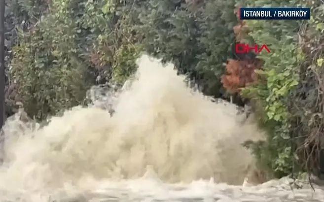 Bakırköy’de su borusu patladı