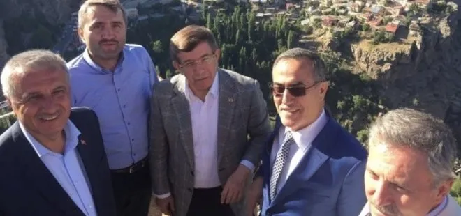 İhsan Özkes Ahmet Davutoğlu’nun parti kurma girişiminden istifa etti