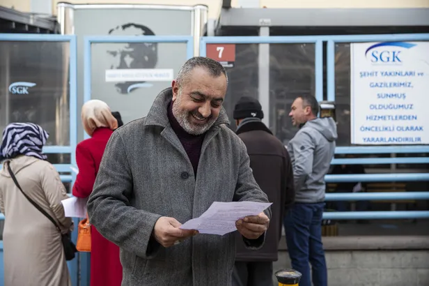 SGK yarın açık mı? 31 Aralık Cumartesi günü Sosyal Güvenlik Kurumu çalışacak mı? SGK saat kaçta açılacak, kapanacak?