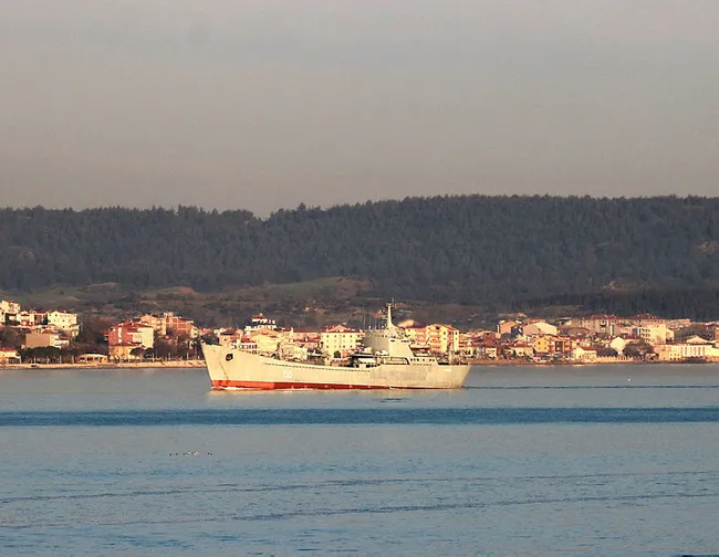 Rus savaş gemisi ’Saratov’ Çanakkale Boğazı’ndan geçti