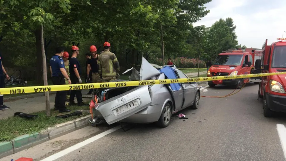 Bursa'da feci kaza! Beton mikseri ile otomobil çarpıştı | Baba ile iki oğlu ve sürücü hayatını kaybetti