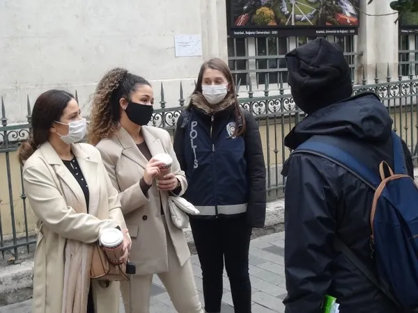 İstanbul'da polise “Kapa çeneni” diyen kadın turistler gözaltına alındı - 2