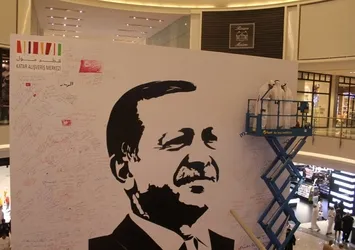Katar'daki Erdoğan posterine yoğun ilgi
