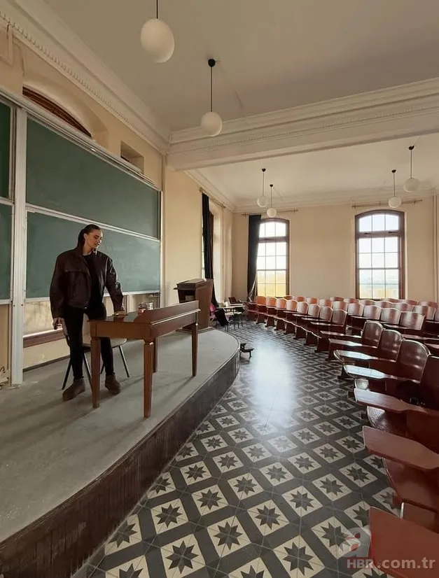 Burak Özçivit'in eşi Fahriye Evcen 11 yıl sonra okuduğu üniversiteyi ziyaret etti! 7