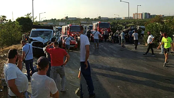 İzmir'de zincirleme trafik kazası: 1 ölü 4 yaralı - 1