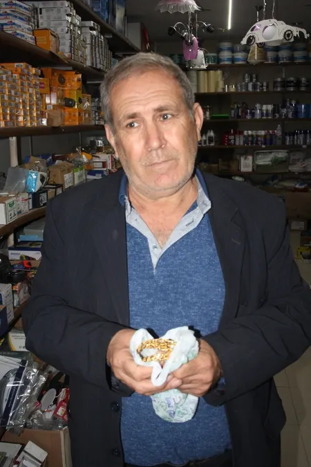 iyilik-yapmak-isterken-hayatinin-sokunu-yasadi-1581610866572.jpg İyilik yapmak isterken hayatının şokunu yaşadı! - 1