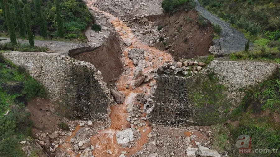 Hatay'da aşırı yağış sebebiyle köprü yıkıldı, yol çöktü 7