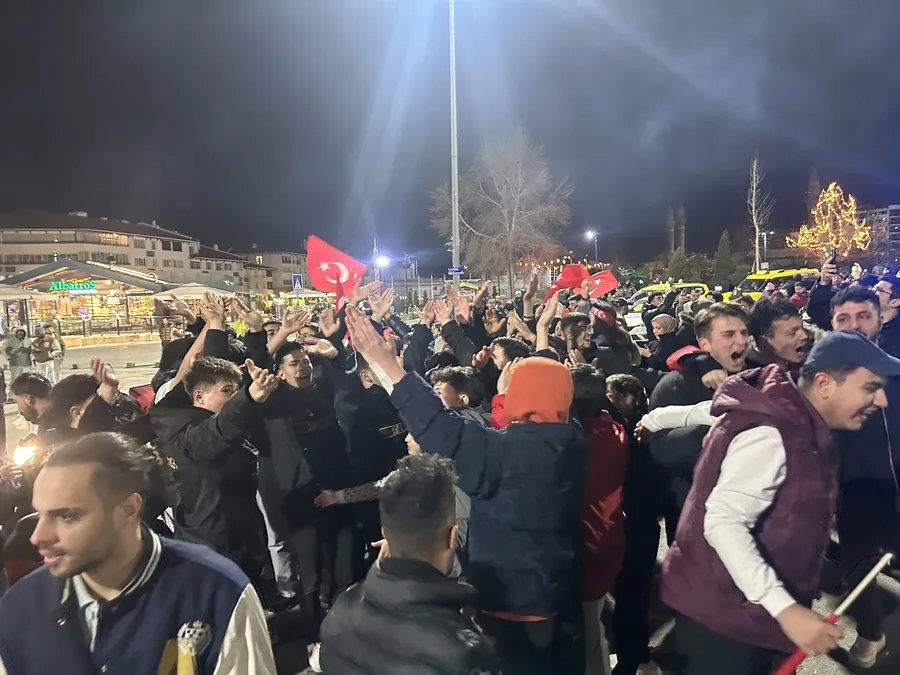 bizim-cocuklar-tarih-yazdi-bayragini-alan-sokaklara-dokuldu-iste-yurttan-kareler-1774993763883.jpg FOTOĞRAF (DHA)