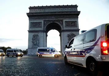 Paris'te bomba ihbarı sonrası panik