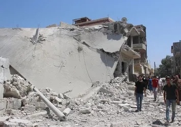 Esed rejimi yerleşim yerini bombaladı: 10 ölü