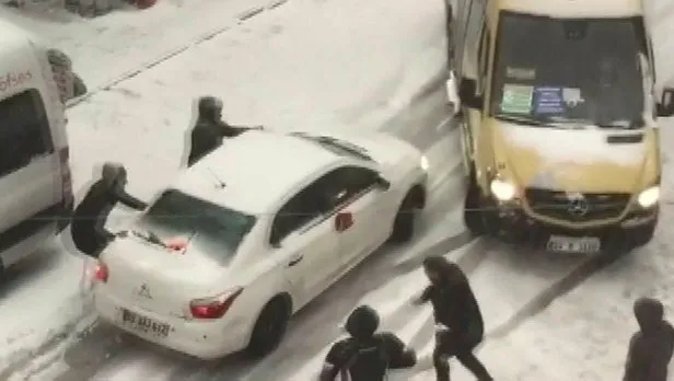 Son dakika: İstanbul Esenyurt'ta kar yağışı sebebi ile kayan yolcu minibüsü kaza yaptı! Kaza anı kamerada - 1