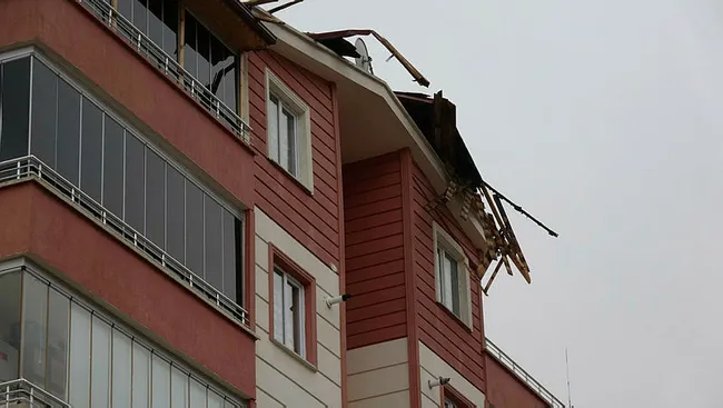 Tokat'ta fırtına kabusu! Çatılar uçtu metruk binanın duvarı yıkıldı - 6