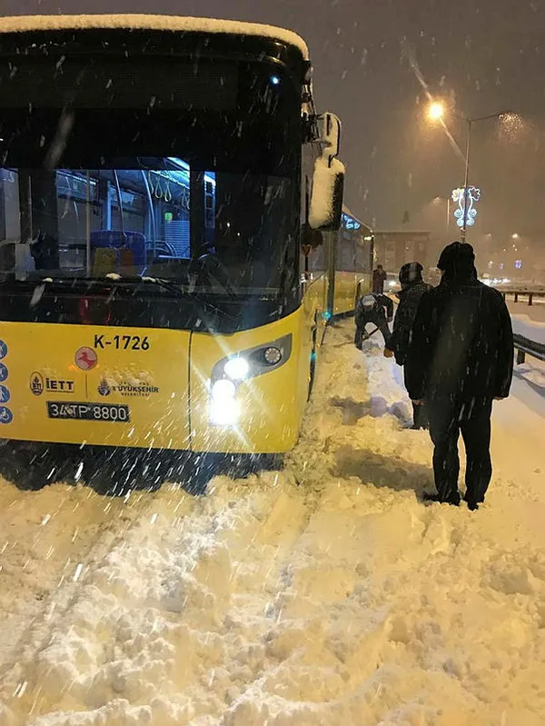 1643121553548.jpg İstanbul'da yoğun kar yağışı sonrası izler silinmeye çalışılıyor! Ulaştırma Bakanı Karaismailoğlu duyurdu! Kar yağışı ne zamana kadar sürecek? - 2
