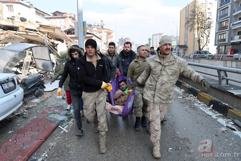 Depremden saatler sonra mucize kurtuluşlar! Umutlu bekleyişler sürüyor 2