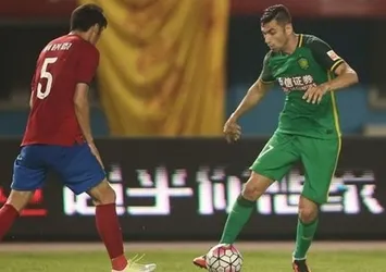 Burak Yılmaz rakibiyle kavga etti!