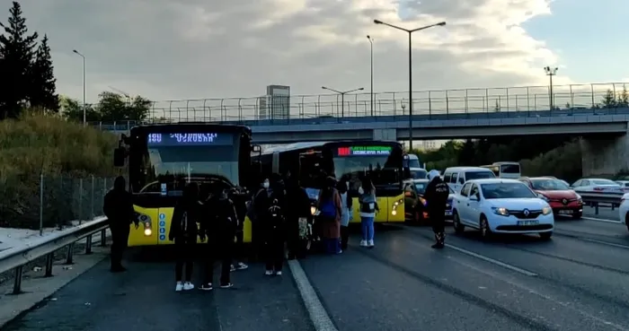 Son dakika: Yine aynı manzara yine İstanbul! İETT otobüslerinden biri arızalandı diğerinin balataları yandı - 4