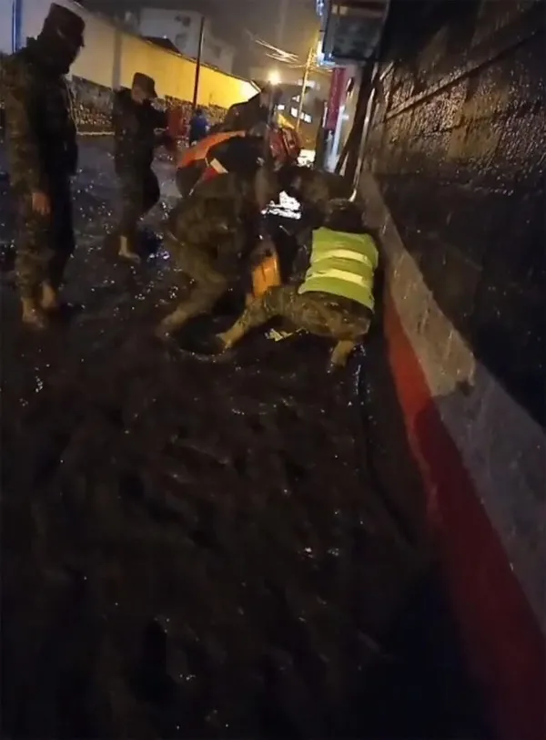 Ekvador'da heyelan felaketi! Cesetler sokaklarda - 1