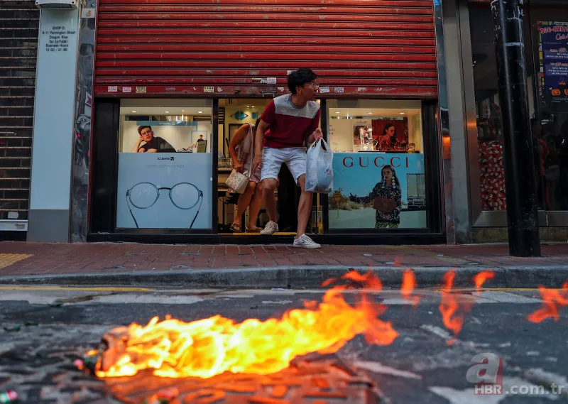 Hong Kong'da göstericiler haber ajansı ofisine saldırdı 25