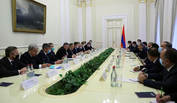 Ermenistan ile Rusya arasında bayrak krizi | Rus Bakanlar Sergey Şoygu ve Dışişleri Bakanı Sergey Lavrov... - 3