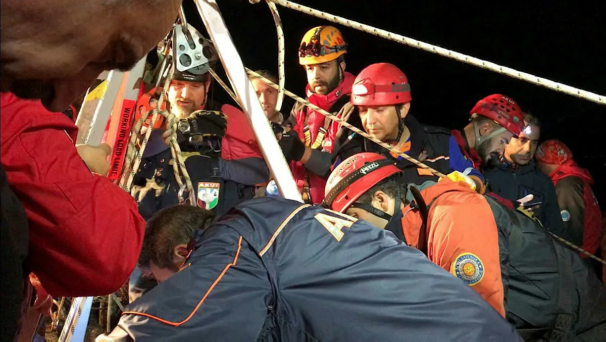 Bursa'da defineciler kuyuda mahsur kaldı