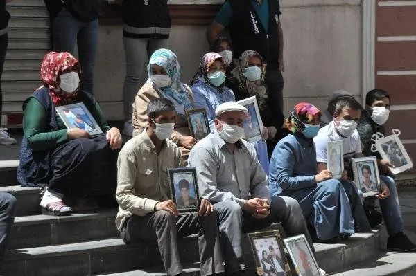 Evlat nöbetindeki baba HDP'ye isyan etti: Çocuğumu PKK'ya sattılar - 1