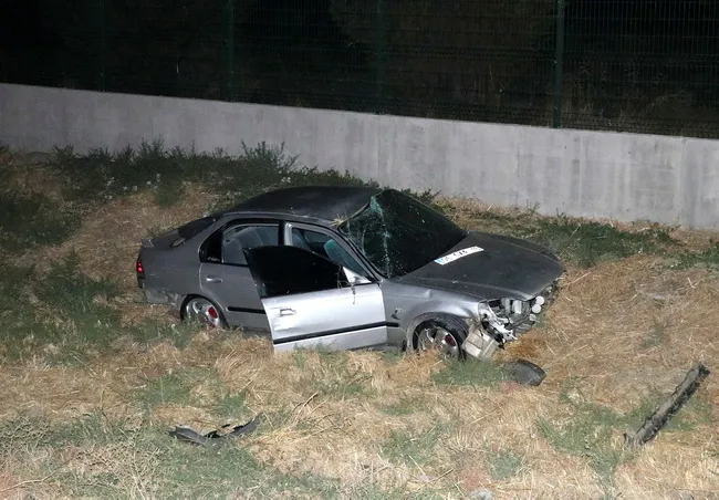 İzmir'de feci kaza! Otomobil şarampole uçtu: 1 ölü, 1 yaralı - 2