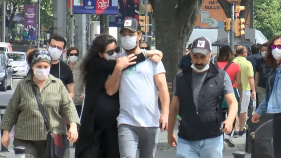 Bağdat Caddesi eski günlerini aratmadı! Kurallar hiçe sayıldı, köpeğini bebek arabasında gezdirdi