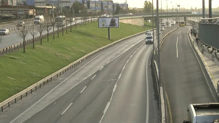 Son dakika: İstanbul'da kısıtlama nedeniyle haftanın ilk gününde yollar boş kaldı - 1