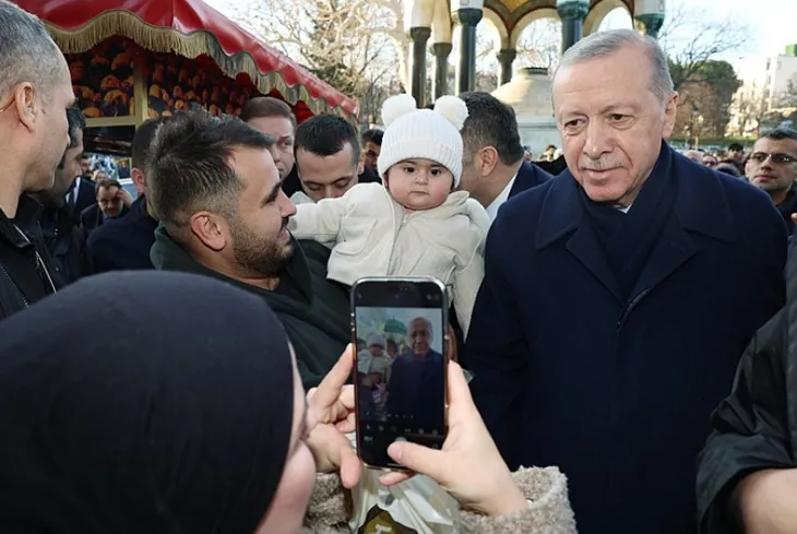 Başkan Erdoğan İstanbul’da! Sultanhahmet’te vatandaşların kandilini kutladı