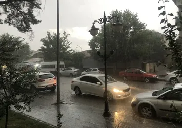 Erzincan’da dolu yağışı etkili oldu
