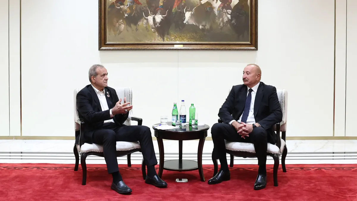 Bişkek'te samimi anlar: Aliyev ve Pezeşkiyan'ın su diyaloğu kahkahaya boğdu