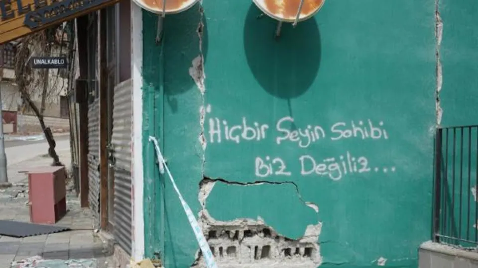 Depremin vurduğu Malatya'da duygulandıran duvar yazıları: Gitmedik, buradayız