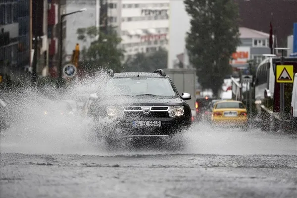 İstanbul’a şimşekli gök gürültülü sağanak yağmur geliyor! Meteoroloji gün vererek onlarca ili uyardı