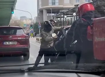 park-tartismasinda-tekme-tokat-kavga-o-anlar-kamerada-1743154573491.jpeg Mecidiyeköy'de bir motokurye ile araç sürücüsü yol tartışması nedeniyle kavga etti. (DHA)