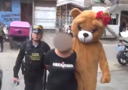 14 Şubat Sevgililer Günü’nü fırsata çevirdiler! Polisten ayı kostümüyle uyuşturucu operasyonu