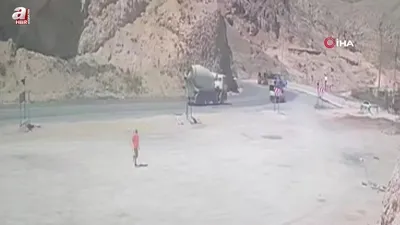 Kontrolden çıkan tır böyle devrildi!