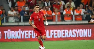 Milli yıldız Galatasaray yolunda! Zeki Çelik Roma'dan kiralanacak...