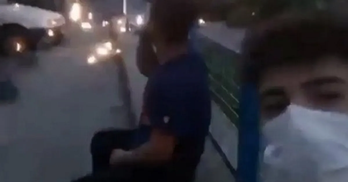 Tehlikeli selfie! Patlamalara aldırış etmeden çekirdek yiyip...